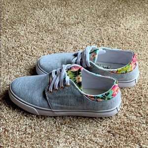 Urban Fit  Canvas Sneakers Lace Up Shoe Size 9 New